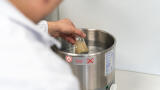 Tips for dispersing statically charged or hydrophobic sample material for particle measurement
