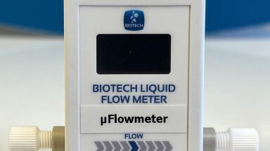 Non-invasive micro flow meter monitors ultra-low fluid flows